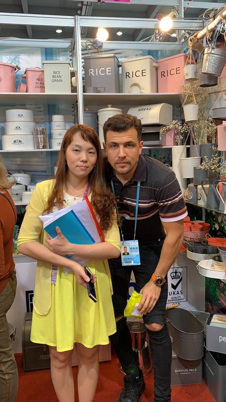 Nuestro equipo con una proveedora en un stand de una feria en China.