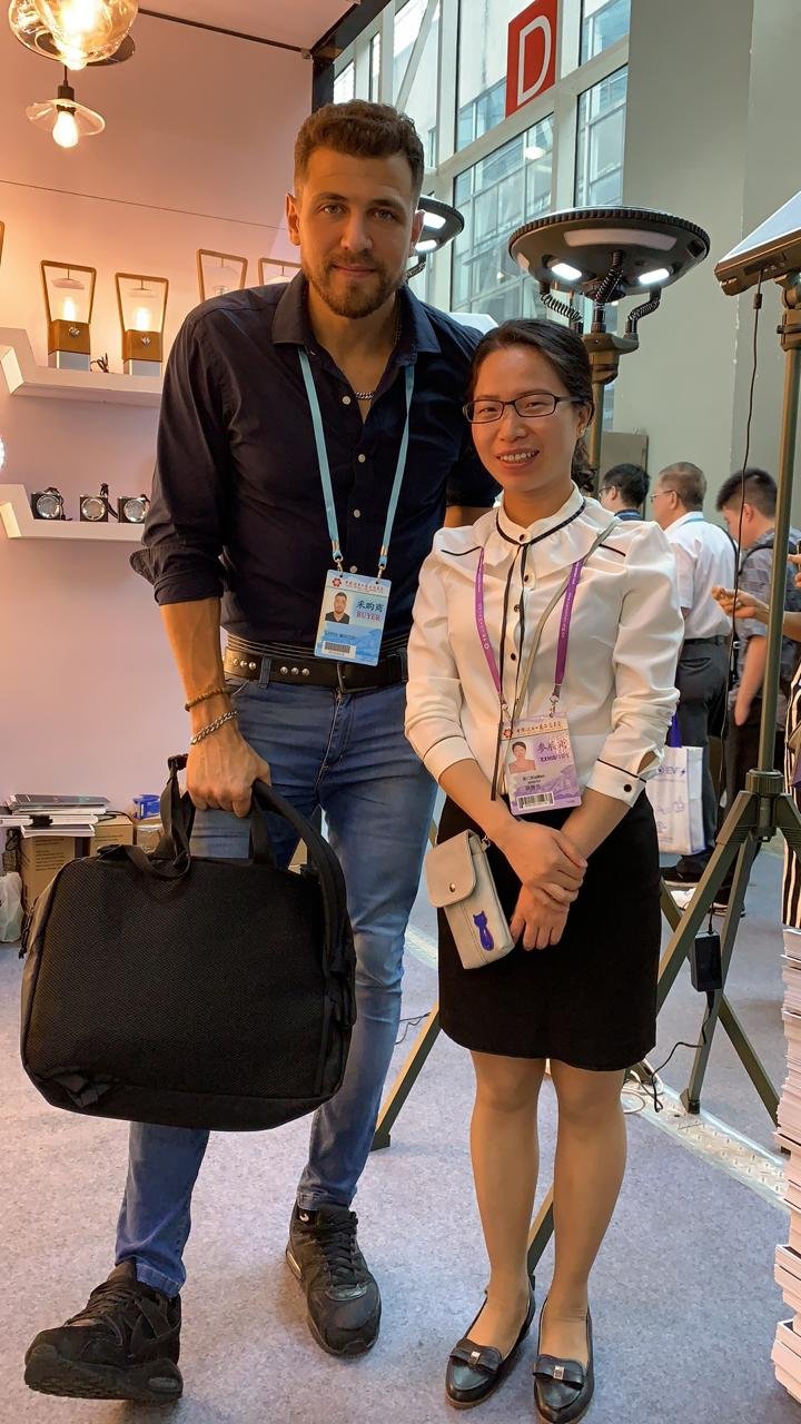 Nuestro equipo junto a una expositora en una feria en China.